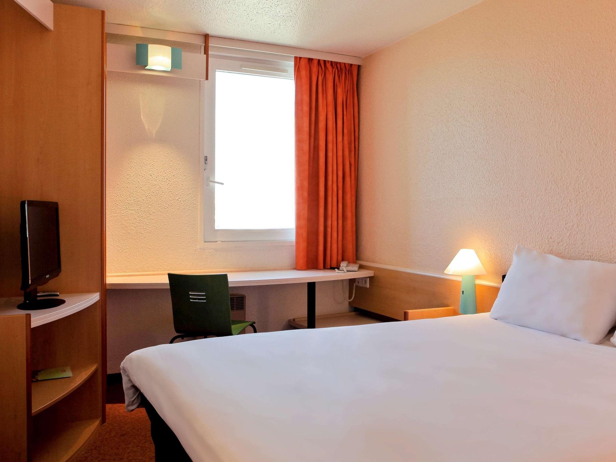 Hotel Ibis Lyon Est Bron Esterno foto