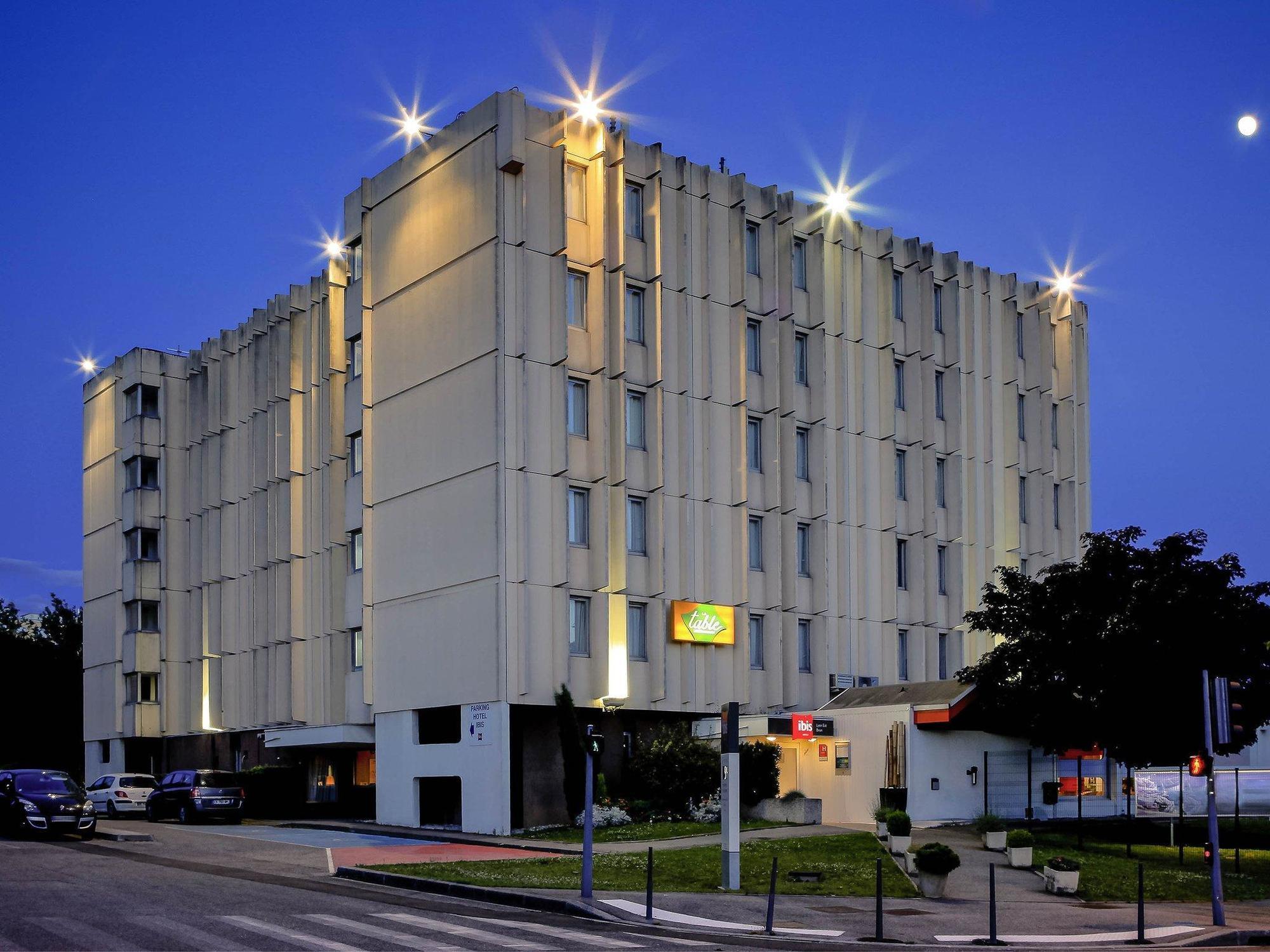 Hotel Ibis Lyon Est Bron Esterno foto