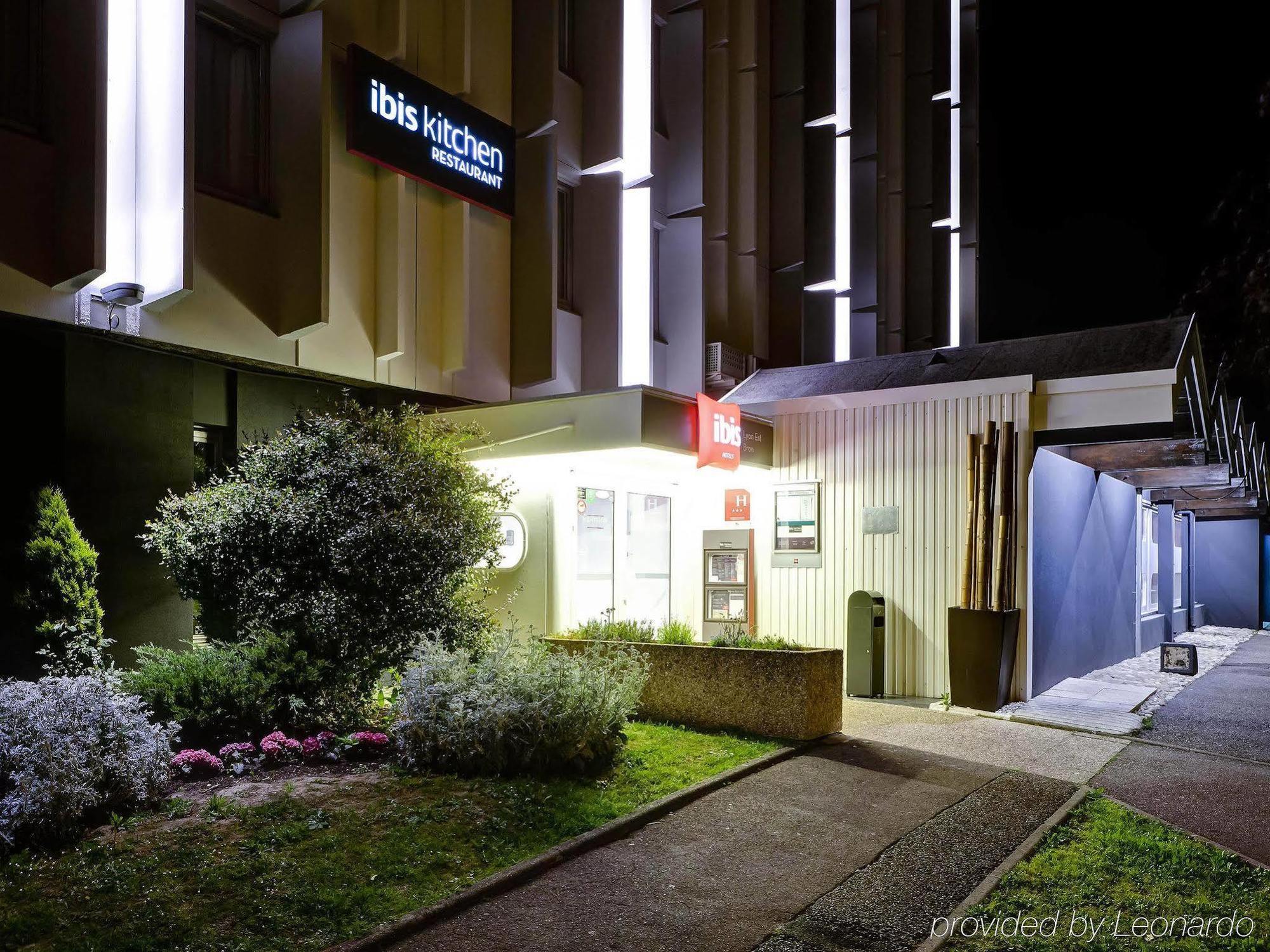 Hotel Ibis Lyon Est Bron Esterno foto