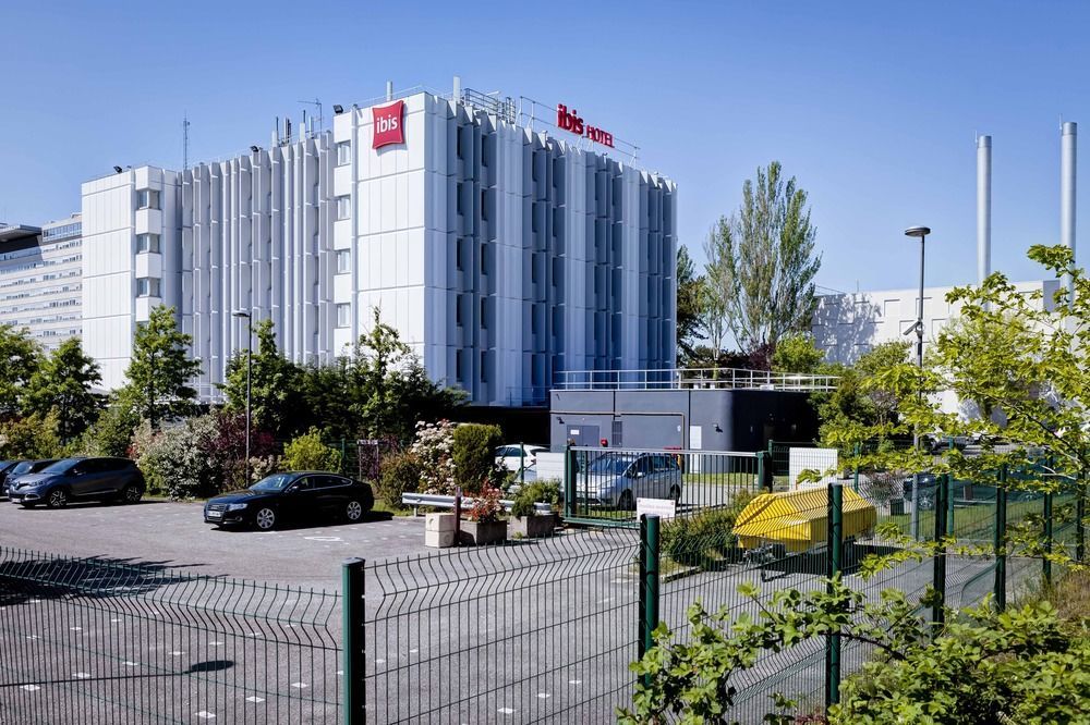 Hotel Ibis Lyon Est Bron Esterno foto