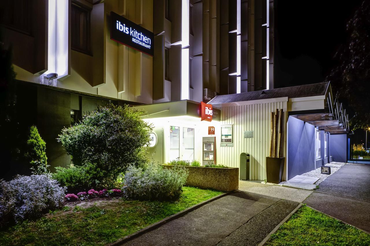 Hotel Ibis Lyon Est Bron Esterno foto