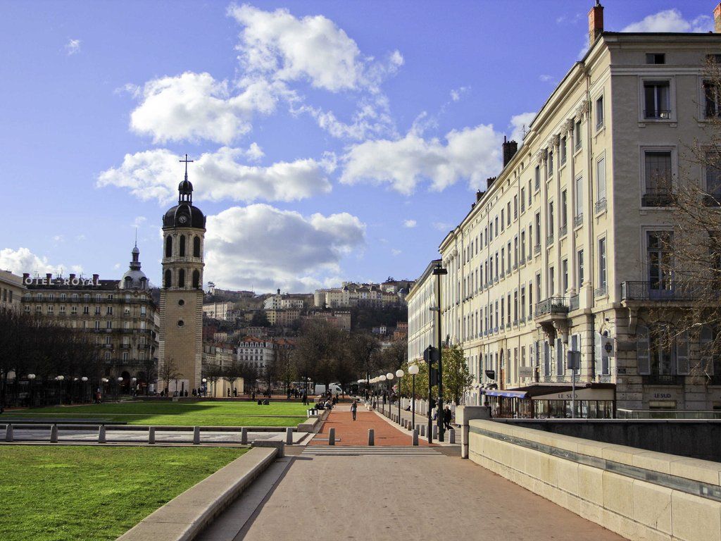 Hotel Ibis Lyon Est Bron Esterno foto