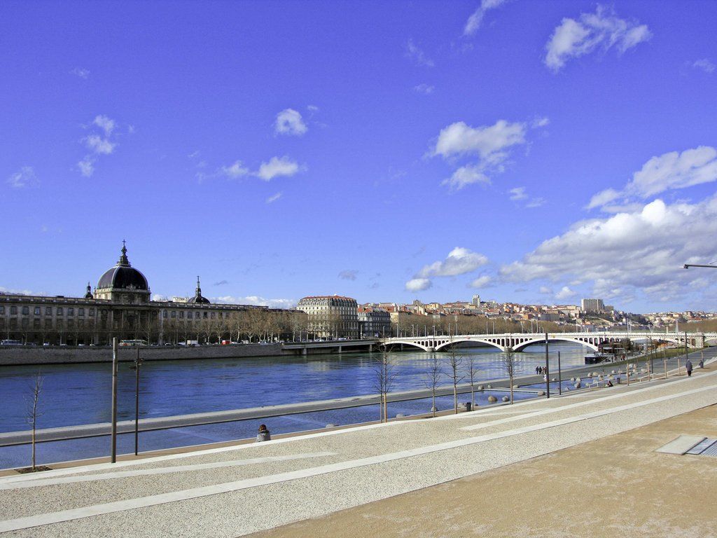 Hotel Ibis Lyon Est Bron Esterno foto